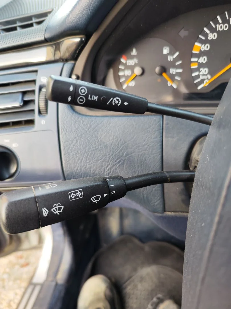 Foto de MANDO MULTIFUNCION MERCEDES-BENZ CLASE E (BM 210) BERLINA 3.0 Turbodiesel CAT (177 CV / 130 KW)