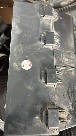 Foto de CAJA RELES / FUSIBLES FORD FOCUS BERLINA (CAK) referencia 518261300 foto 2
