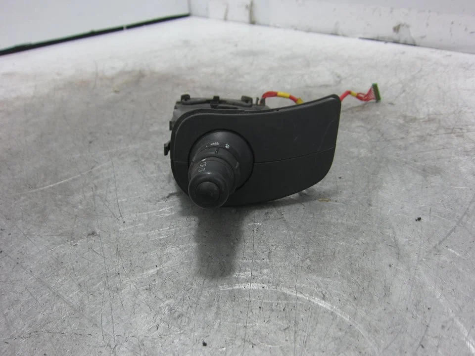 Foto de MANDO LUCES RENAULT KANGOO II (F/KW0) 1.5 dCi Diesel CAT (86 CV / 63 KW) referencia 88102001