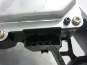 Foto de MOTOR LIMPIA TRASERO VOLKSWAGEN POLO III BERLINA (6N2) 1.4 16V (75 CV / 55 KW) referencia 6X0955711D foto 4