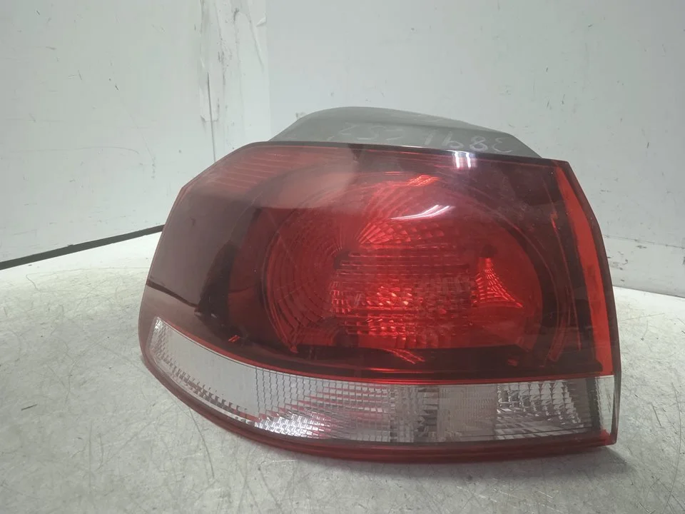 Foto de PILOTO TRASERO IZQUIERDO VOLKSWAGEN GOLF VI (5K1)(10.2008) 2.0 TDI DPF (170 CV / 125 KW) referencia 5K0945095M