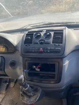 Foto de CONSOLA CENTRAL MERCEDES-BENZ VITO FURGÓN (639) 2.1 CDI CAT (109 CV / 80 KW)