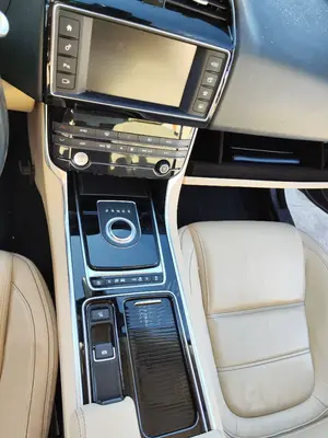Foto de CONSOLA CENTRAL JAGUAR XE 2.0 Turbo CAT (200 CV / 147 KW) referencia 9X237E453BD foto 2