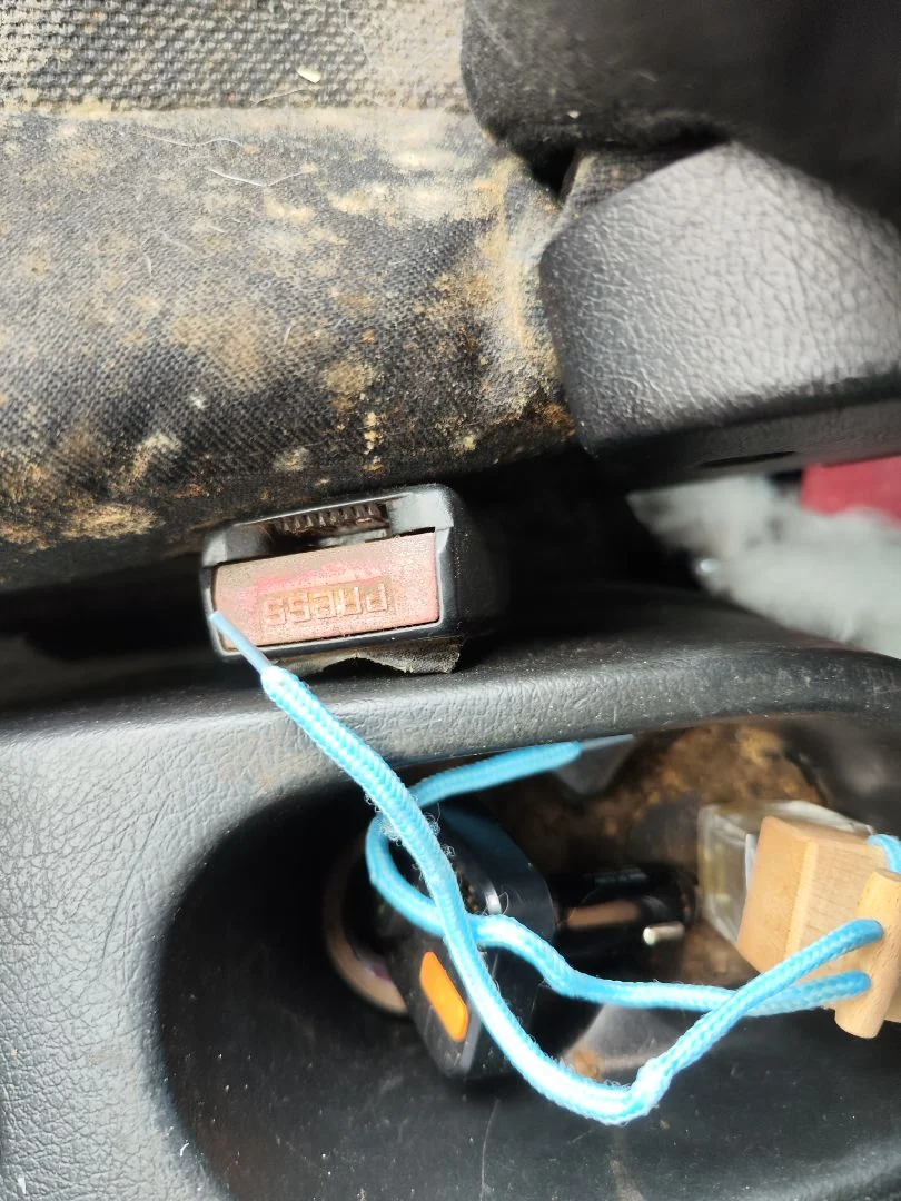 Foto de ENGANCHE CINTURON DELANTERO DERECHO PEUGEOT 207 1.4 16V CAT (KFU / ET3J4) (88 CV / 65 KW)