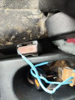 Foto de ENGANCHE CINTURON DELANTERO DERECHO PEUGEOT 207 1.4 16V CAT (KFU / ET3J4) (88 CV / 65 KW)