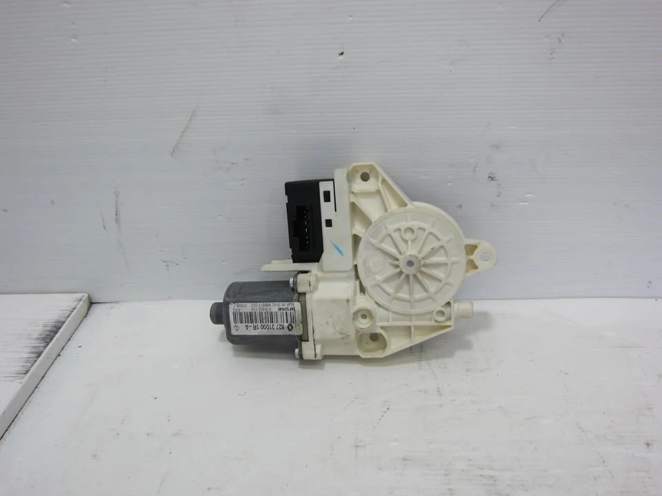 Foto de MOTOR ELEVALUNAS TRASERO IZQUIERDO RENAULT LAGUNA III BERLINA 2.0 dCi Diesel CAT (131 CV / 96 KW) referencia 827310001R