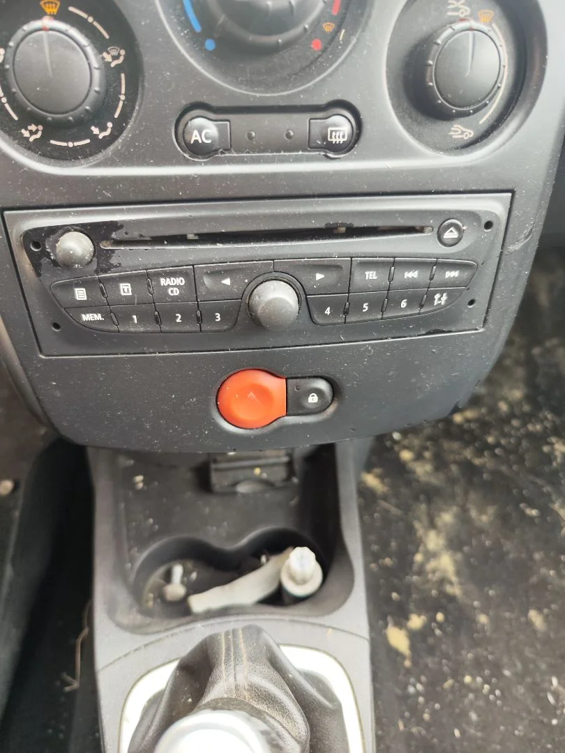 Foto de SISTEMA AUDIO / RADIO CD RENAULT CLIO III 1.5 dCi Diesel FAP (75 CV / 55 KW)