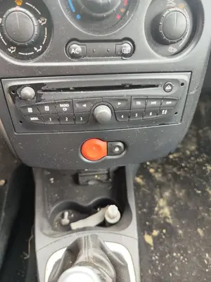 Foto de SISTEMA AUDIO / RADIO CD RENAULT CLIO III 1.5 dCi Diesel FAP (75 CV / 55 KW)