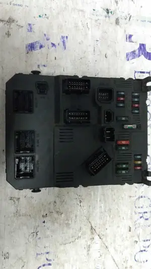 Foto de CAJA RELES / FUSIBLES CITROEN XSARA PICASSO referencia 9657999780