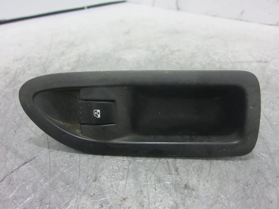 Foto de MANDO ELEVALUNAS TRASERO DERECHO RENAULT LAGUNA II (BG0) 1.9 dCi Diesel CAT (101 CV / 74 KW) referencia 8200016014