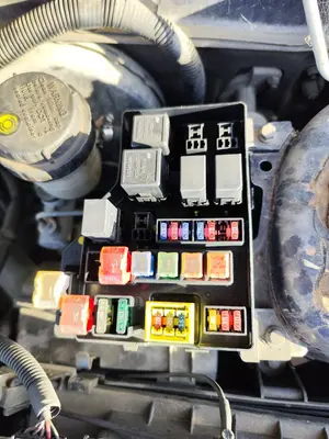 Foto de CAJA RELES / FUSIBLES VOLVO S40 BERLINA 1.6 CAT (109 CV / 80 KW)