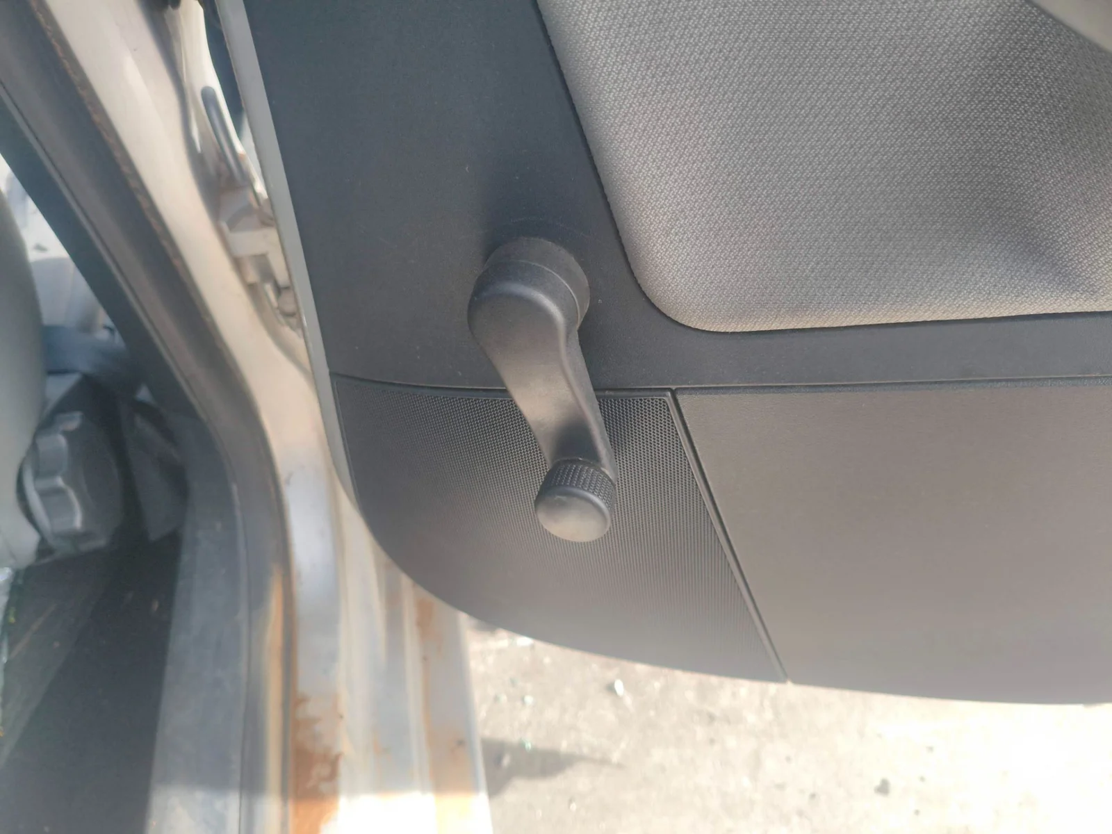 Foto de MANETA ELEVALUNAS TRASERA DERECHA SEAT IBIZA (6L1) 1.4 16V (75 CV / 55 KW)