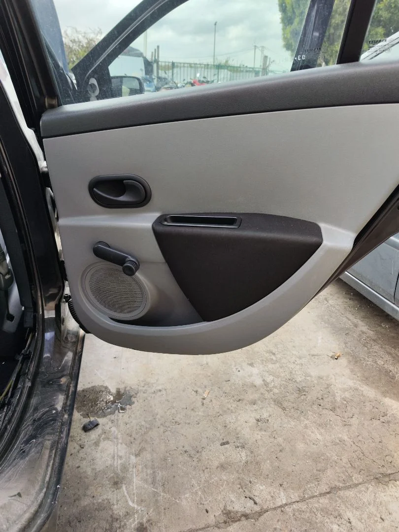 Foto de GUARNECIDO PUERTA TRASERA DERECHA RENAULT CLIO III 1.2 16V (75 CV / 55 KW)