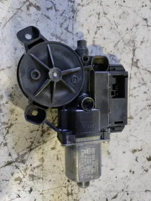 Foto de MOTOR ELEVALUNAS DELANTERO DERECHO VOLKSWAGEN POLO V (6R1) 1.2 TDI (75 CV / 55 KW) referencia 6R0959802AD foto 3