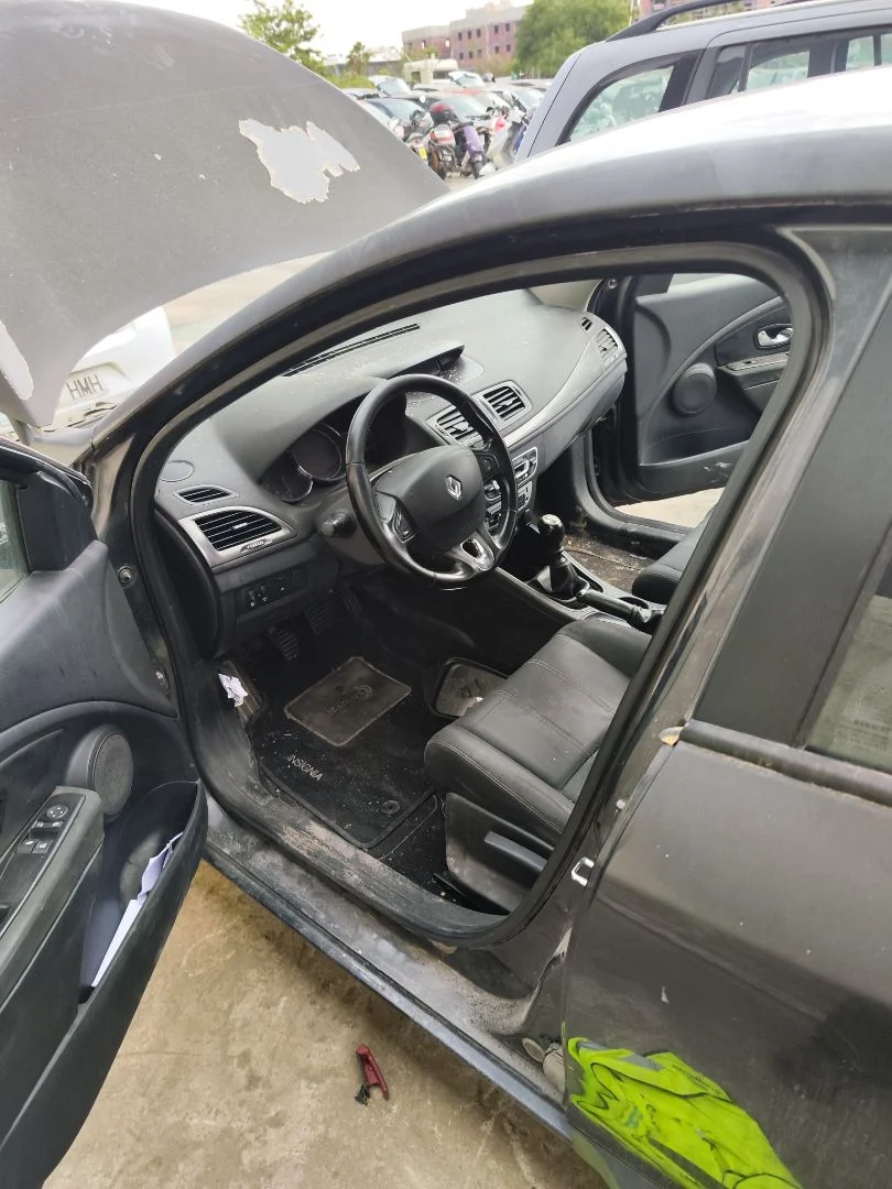 Foto de GOMAS CONTORNO PUERTA RENAULT MEGANE III BERLINA 5P 1.5 dCi Diesel FAP (110 CV / 81 KW)