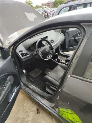 Foto de GOMAS CONTORNO PUERTA RENAULT MEGANE III BERLINA 5P 1.5 dCi Diesel FAP (110 CV / 81 KW)