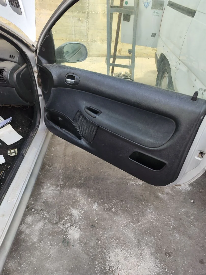 Foto de GUARNECIDO PUERTA DELANTERA DERECHA PEUGEOT 206 1.6 16V CAT (109 CV / 80 KW) referencia 9331ES