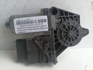 Foto de MOTOR ELEVALUNAS TRASERO IZQUIERDO VOLKSWAGEN PASSAT BERLINA (3B2) 1.9 TDI (110 CV / 81 KW) referencia 0130821697 foto 1
