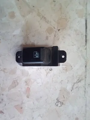 Foto de MANDO ELEVALUNAS DELANTERO DERECHO HYUNDAI ELANTRA (XD) referencia 621W03620