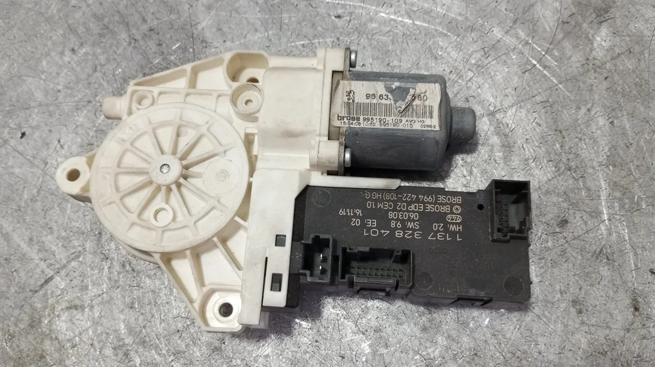 Foto de MOTOR ELEVALUNAS DELANTERO IZQUIERDO PEUGEOT 407 SW 2.0 16V HDi FAP (140 CV / 103 KW) referencia 995190109