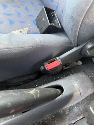 Foto de ENGANCHE CINTURON DELANTERO DERECHO SEAT CORDOBA BERLINA (6K2)