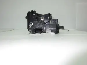 Foto de CERRADURA PUERTA DELANTERA DERECHA OPEL VECTRA C BERLINA 1.9 16V CDTI CAT (Z 19 DTH / LRD) (150 CV / 110 KW) referencia 13210765 foto 4