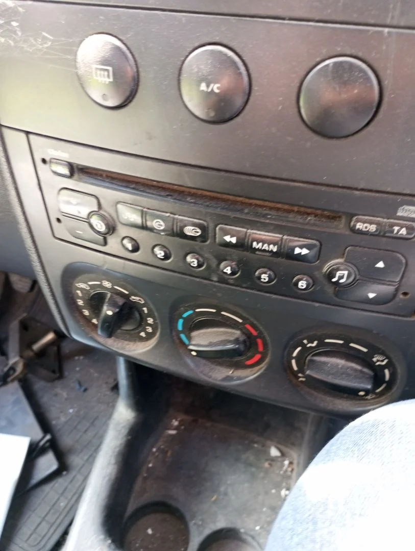 Foto de SISTEMA AUDIO / RADIO CD CITROEN BERLINGO 1.9 Diesel (69 CV / 51 KW)