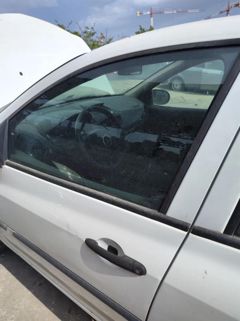 Foto de LUNA DELANTERA IZQUIERDA RENAULT CLIO III 1.2 16V (75 CV / 55 KW)