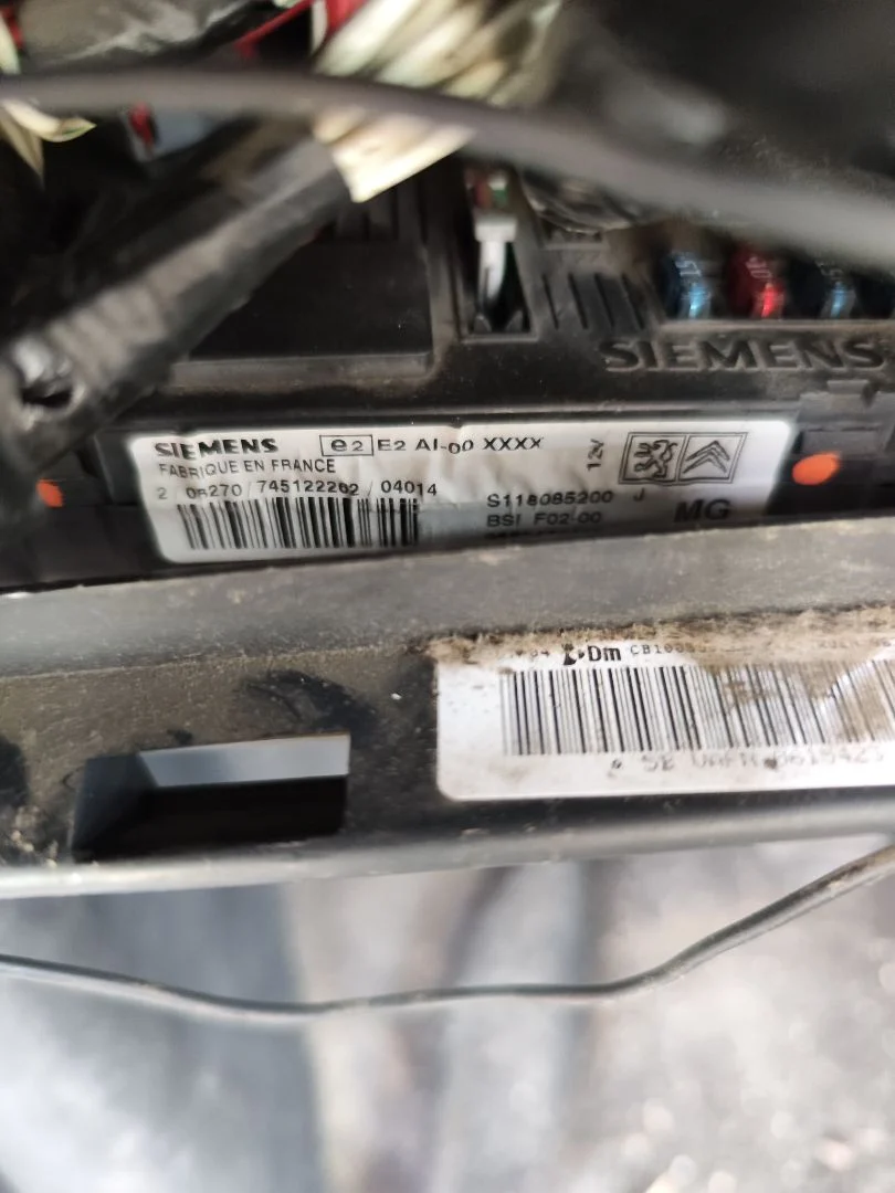 Foto de CAJA RELES / FUSIBLES CITROEN C3 1.4 (73 CV / 54 KW)