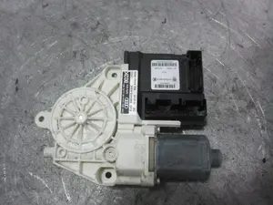 Foto de MOTOR ELEVALUNAS DELANTERO DERECHO AUDI A3 SPORTBACK (8PA) 1.9 TDI (105 CV / 77 KW) referencia 8P0959802K