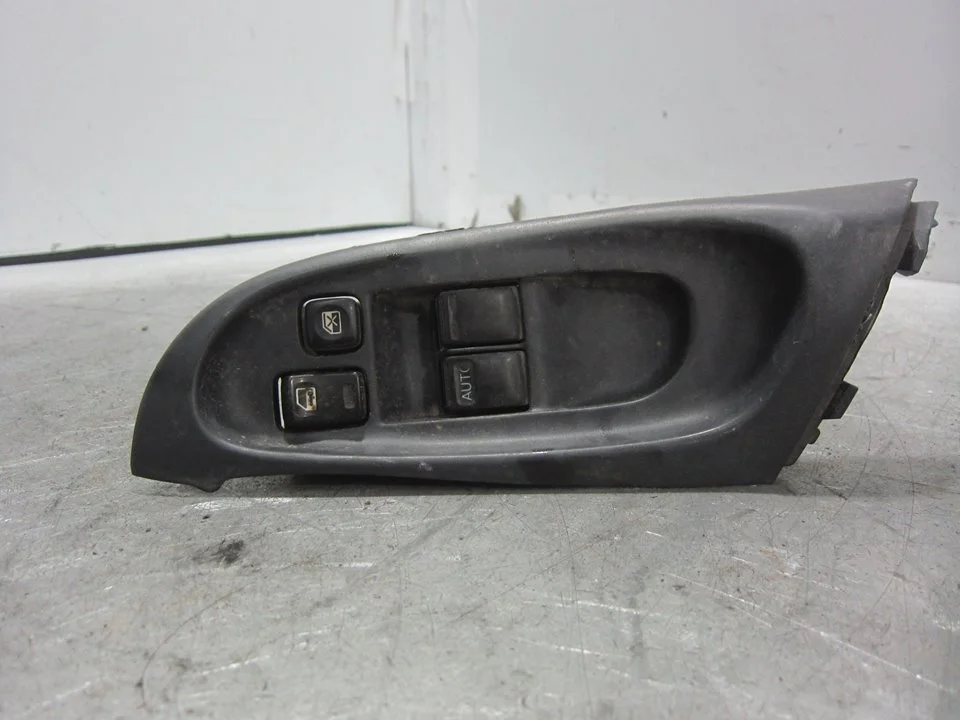 Foto de MANDO ELEVALUNAS DELANTERO IZQUIERDO NISSAN ALMERA (N16/E) 2.2 16V Turbodiesel CAT (110 CV / 81 KW) referencia 80961BM500