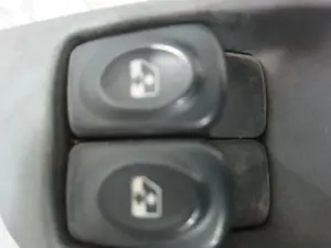 Foto de MANDO ELEVALUNAS DELANTERO IZQUIERDO RENAULT MEGANE I BERL./ BERL. CON PORTÓN (BA0) 1.4 (75 CV / 55 KW) referencia R207730D foto 3