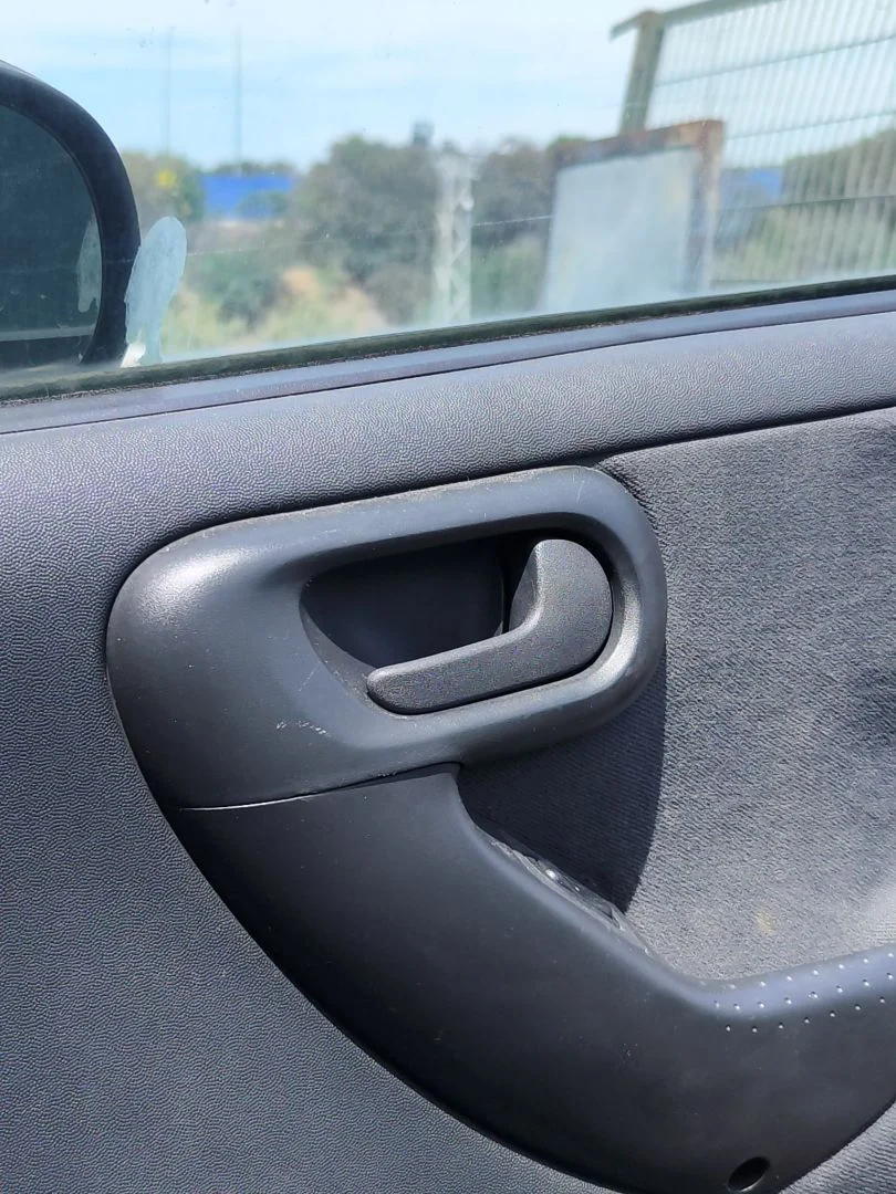 Foto de MANETA INTERIOR DELANTERA DERECHA OPEL CORSA C 1.2 16V CAT (Z 12 XE / LW4) (75 CV / 55 KW)