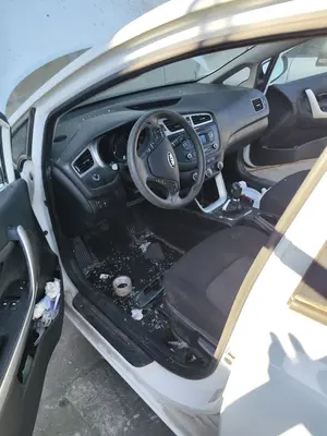Foto de GOMAS CONTORNO PUERTA KIA CEED (JD) 1.4 CAT (99 CV / 73 KW)