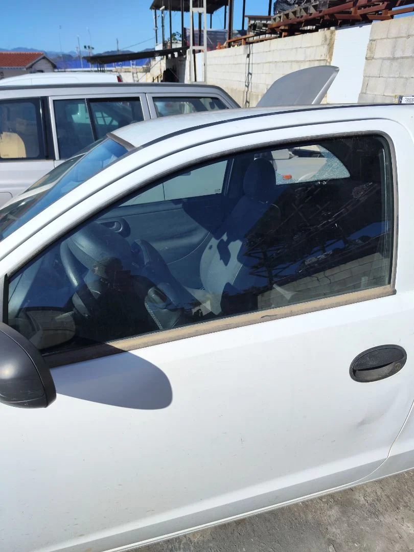 Foto de LUNA DELANTERA IZQUIERDA OPEL CORSA C 1.2 16V CAT (Z 12 XE / LW4) (75 CV / 55 KW) referencia 13205910