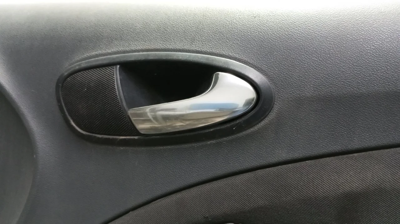 Foto de MANETA INTERIOR DELANTERA DERECHA SEAT ALTEA (5P1) 1.6 TDI (105 CV / 77 KW) referencia 5P0837114