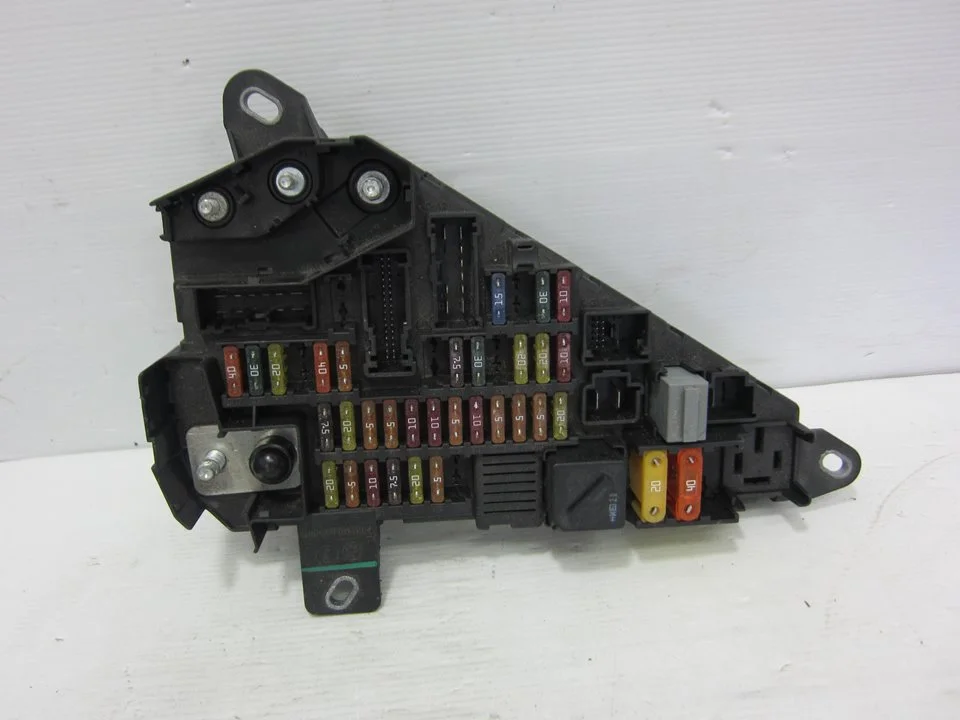 Foto de CAJA RELES / FUSIBLES BMW SERIE 5 BERLINA (E60) referencia 6906603