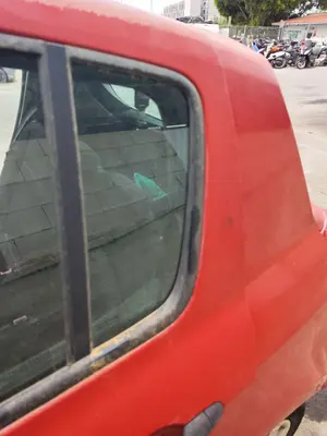 Foto de LUNA CUSTODIA TRASERA IZQUIERDA RENAULT CLIO III 1.5 dCi Diesel CAT (86 CV / 63 KW)