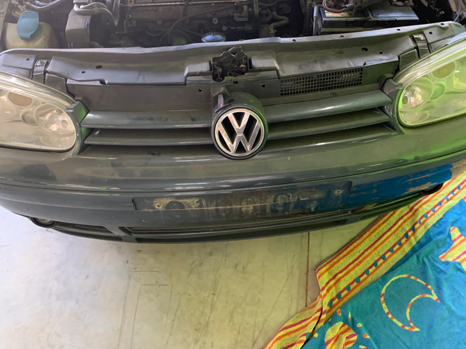 Foto de REJILLA DELANTERA VOLKSWAGEN GOLF IV BERLINA (1J1)(10.1997) 1.9 TDI (101 CV / 74 KW)