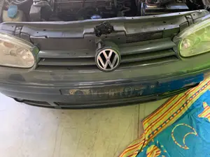Foto de REJILLA DELANTERA VOLKSWAGEN GOLF IV BERLINA (1J1)(10.1997) 1.9 TDI (101 CV / 74 KW)
