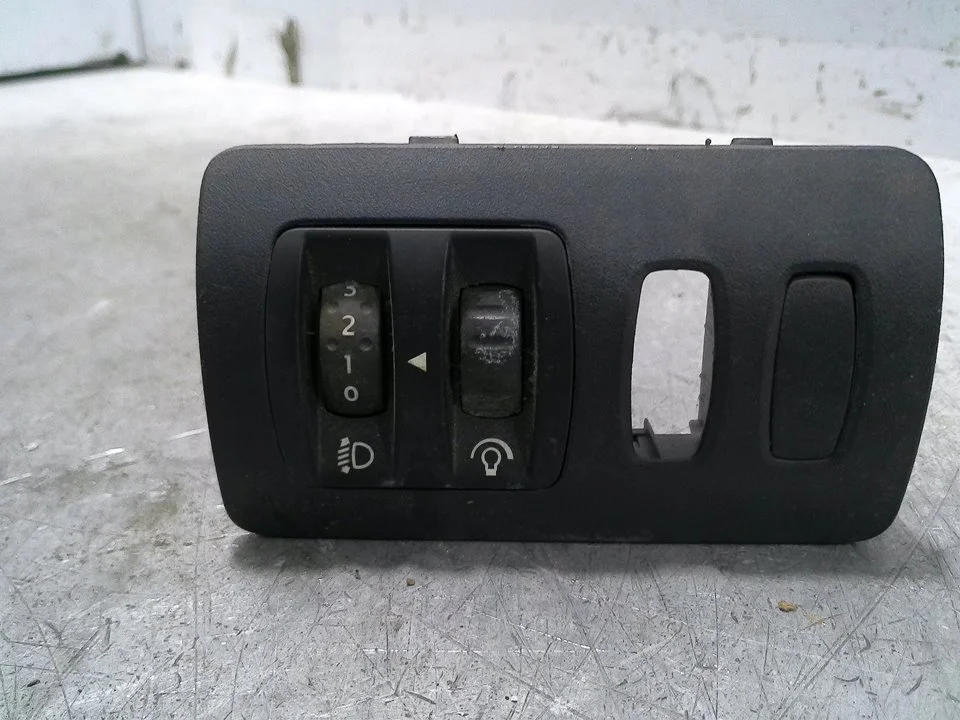 Foto de MANDO REGULACION FAROS RENAULT CLIO III 1.5 dCi Diesel CAT (86 CV / 63 KW) referencia 8200407758