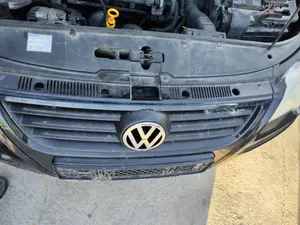 Foto de REJILLA DELANTERA VOLKSWAGEN POLO IV (9N3) 1.9 TDI (101 CV / 74 KW) foto 2
