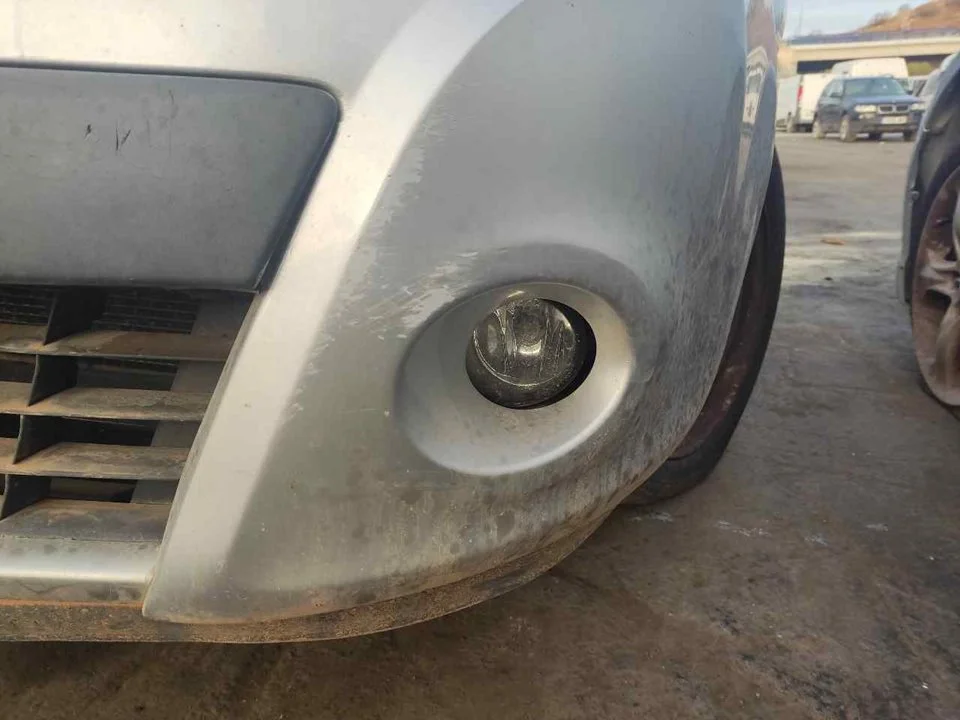 Foto de FARO ANTINIEBLA DERECHO RENAULT CLIO III GRANDTOUR 1.5 dCi Diesel CAT (86 CV / 63 KW) referencia 8200612622