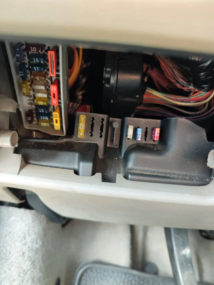 Foto de CAJA RELES / FUSIBLES RENAULT SCENIC II (JM) 1.9 dCi Diesel (120 CV / 88 KW)