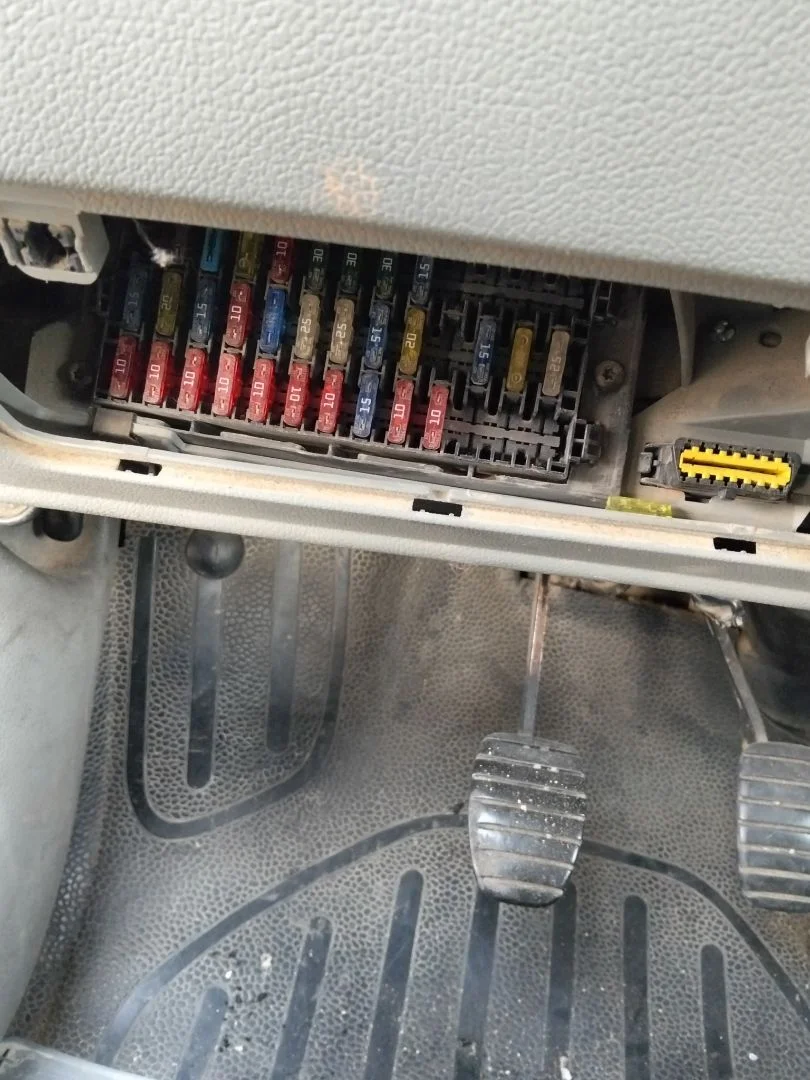 Foto de CAJA RELES / FUSIBLES RENAULT KANGOO I (F/KC0) 1.9 dCi Diesel CAT (84 CV / 62 KW)