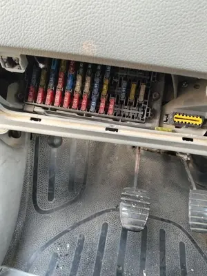 Foto de CAJA RELES / FUSIBLES RENAULT KANGOO I (F/KC0) 1.9 dCi Diesel CAT (84 CV / 62 KW)