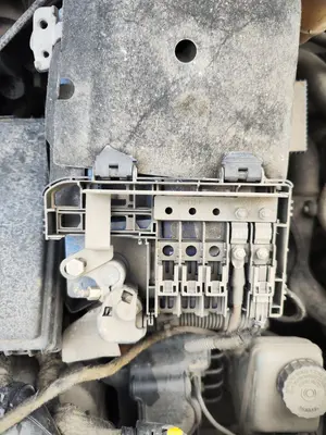 Foto de CAJA RELES / FUSIBLES OPEL CORSA D 1.3 16V CDTI (75 CV / 55 KW) referencia 93196921 foto 6