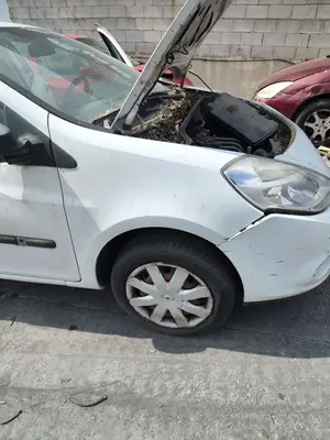 Foto de ALETA DELANTERA DERECHA RENAULT CLIO III 1.2 16V (75 CV / 55 KW)