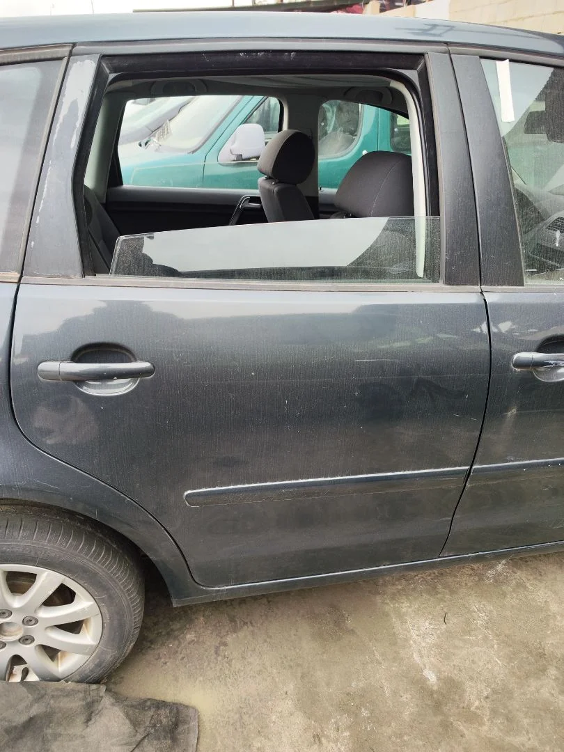 Foto de PUERTA TRASERA DERECHA VOLKSWAGEN POLO IV (9N1) 1.4 16V (75 CV / 55 KW) referencia 6Q6833056H