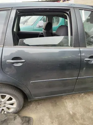 Foto de PUERTA TRASERA DERECHA VOLKSWAGEN POLO IV (9N1) 1.4 16V (75 CV / 55 KW) referencia 6Q6833056H
